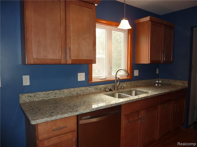 17161 Locherbie Avenue, Beverly Hills Village, MI 48025