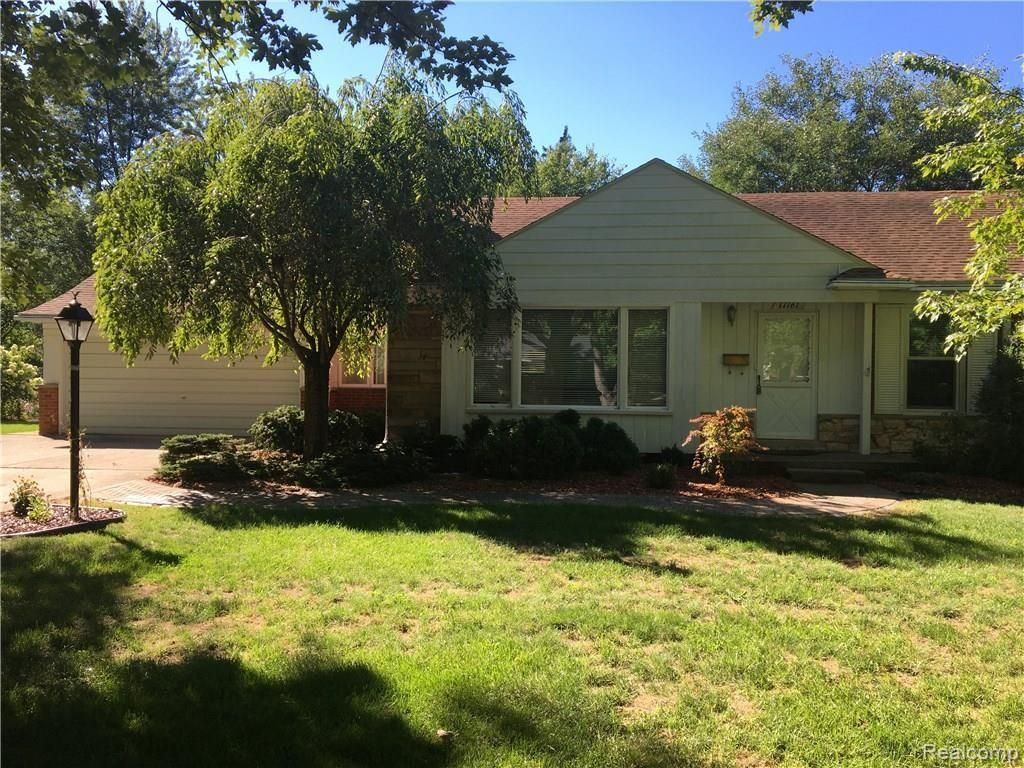 17161 Locherbie Avenue, Beverly Hills Village, MI 48025