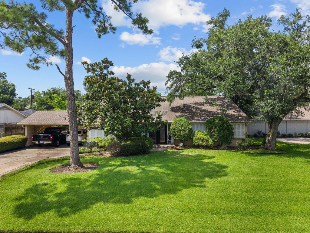 7510 W Briar Rose Drive, Houston, TX 77063