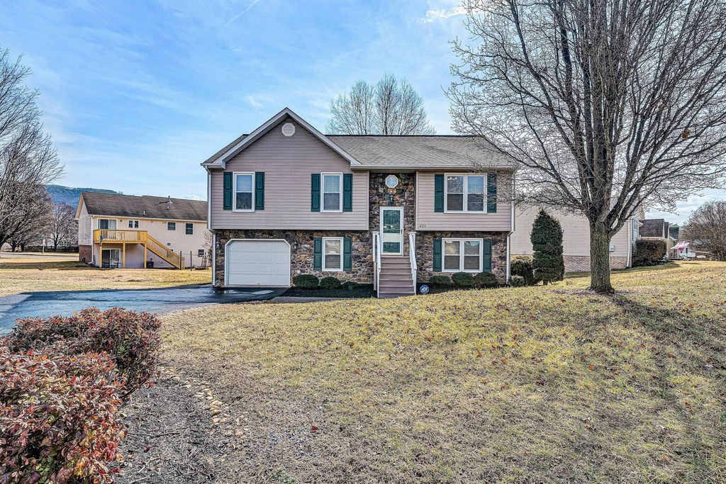 825 Harmon CIR, Roanoke, VA 24019