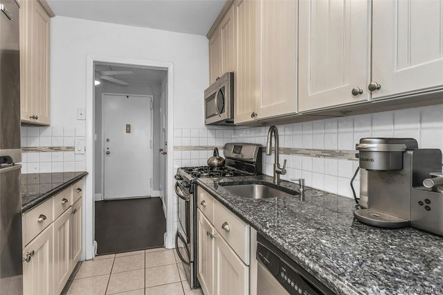135 Post Avenue 6B, Westbury, NY 11590