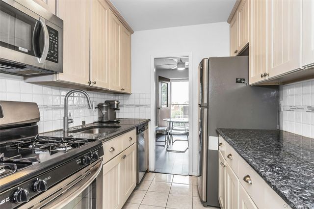 135 Post Avenue 6B, Westbury, NY 11590