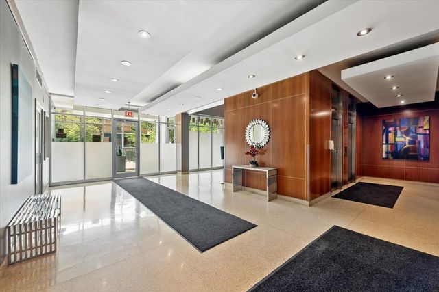 450 W Briar Place 8F, Chicago, IL 60657
