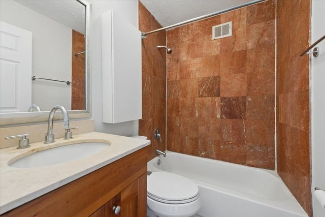 450 W Briar Place 8F, Chicago, IL 60657