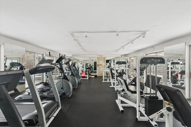 450 W Briar Place 8F, Chicago, IL 60657