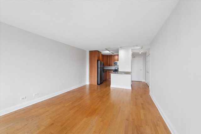 450 W Briar Place 8F, Chicago, IL 60657