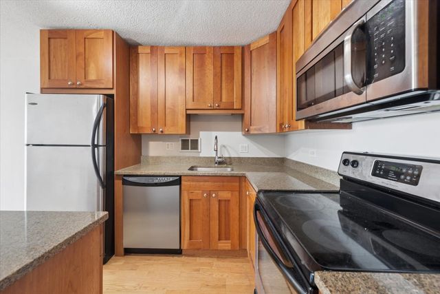 450 W Briar Place 8F, Chicago, IL 60657
