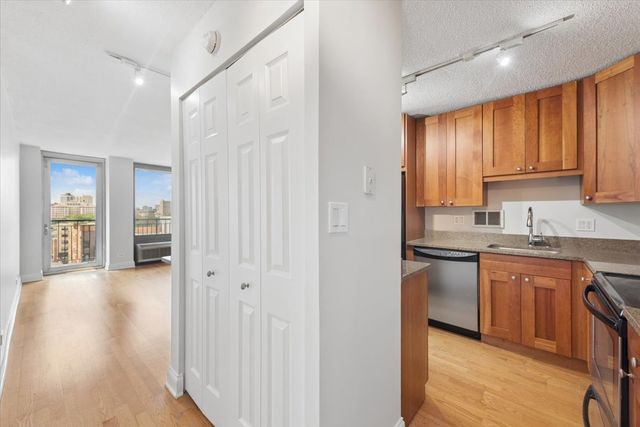450 W Briar Place 8F, Chicago, IL 60657