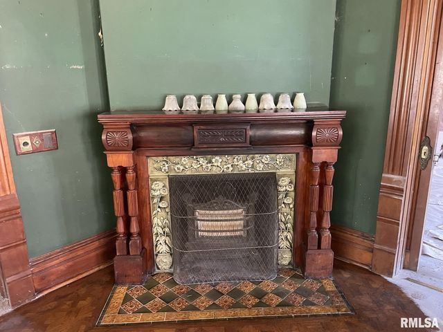 429 W HIGH Street, Peoria, IL 61606