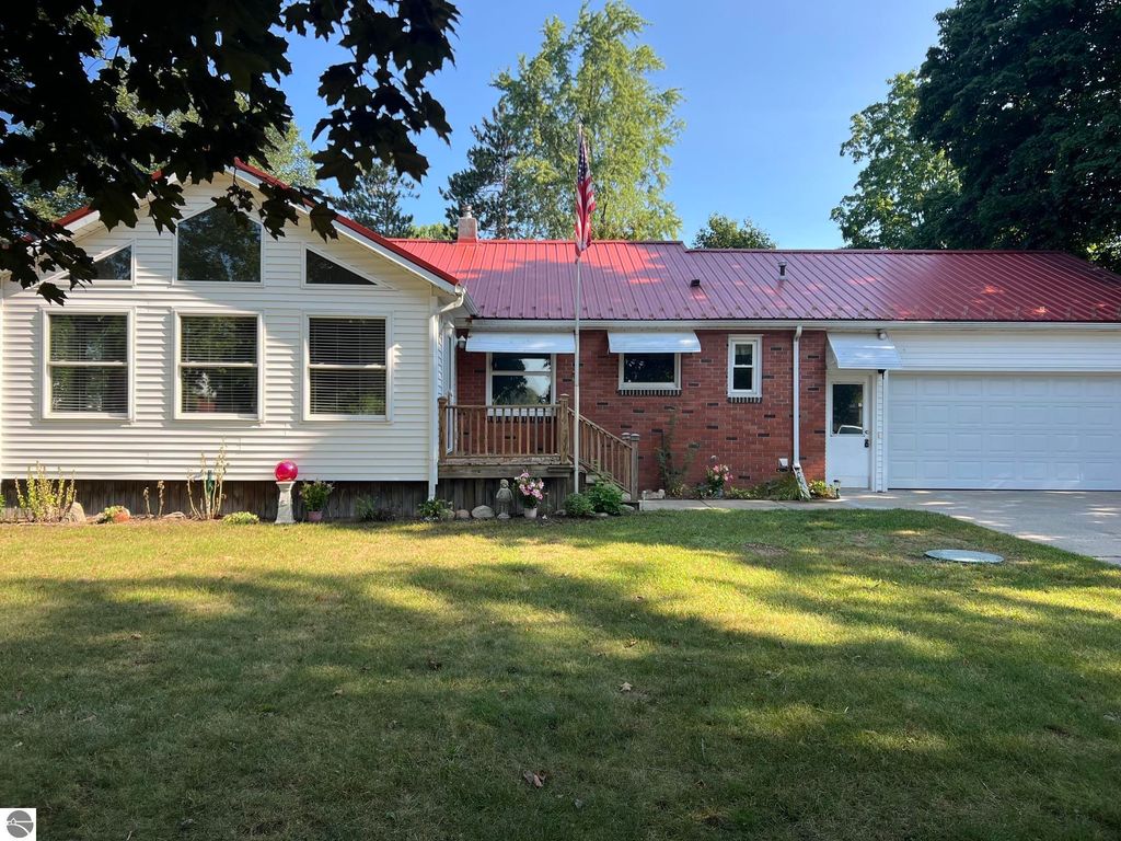 Image 1 of property listing at 4782 W Lincoln Road, Alma, MI 48801
