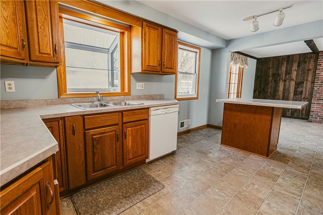 93 Matthew Drive, Perinton, NY 14450