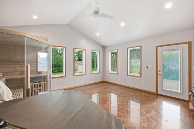 1417 Oakcrest Drive, Waterloo, IA 50701