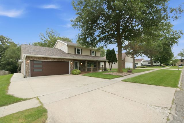 1417 Oakcrest Drive, Waterloo, IA 50701