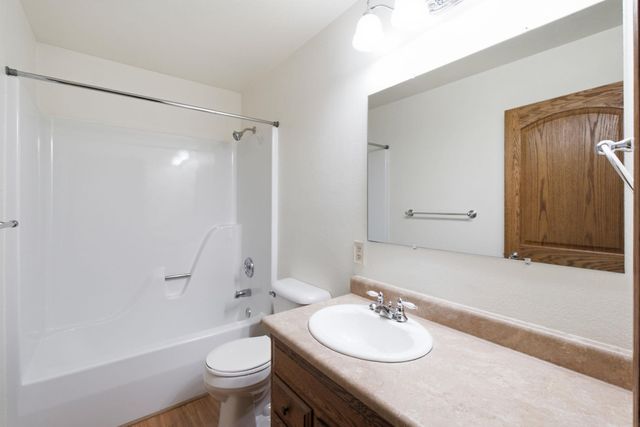 1417 Oakcrest Drive, Waterloo, IA 50701