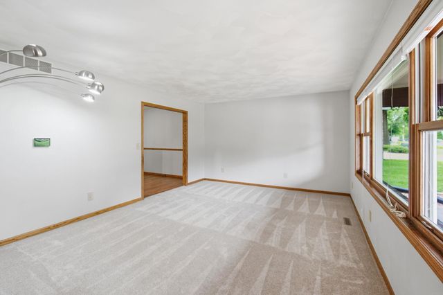 1417 Oakcrest Drive, Waterloo, IA 50701