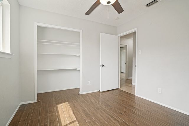 922 Meadowdale Circle, Garland, TX 75043