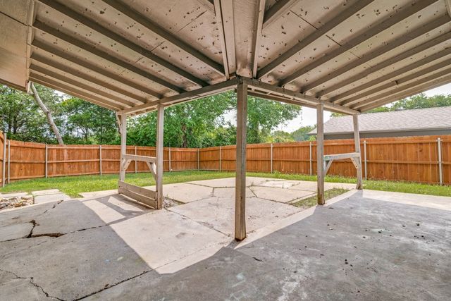 922 Meadowdale Circle, Garland, TX 75043
