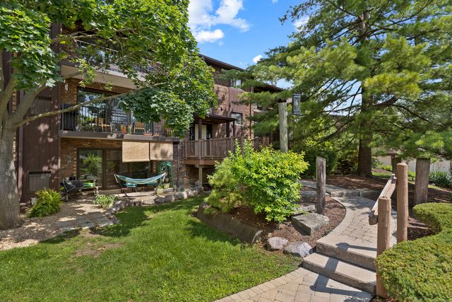 1313 Cass Lane 301, Westmont, IL 60559