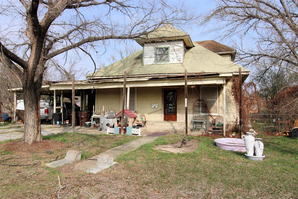 402 Trinity ST, Lockhart, TX 78644