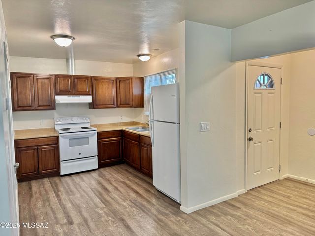 3323 E Blacklidge Dr, Tucson, AZ 85716