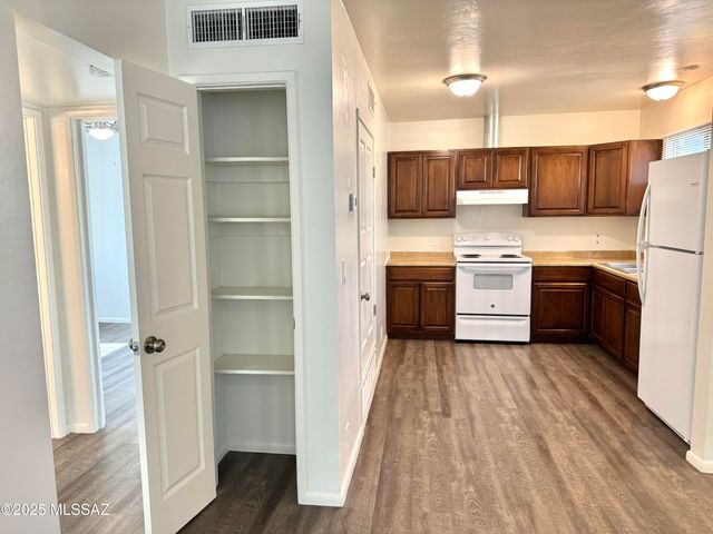 3323 E Blacklidge Dr, Tucson, AZ 85716