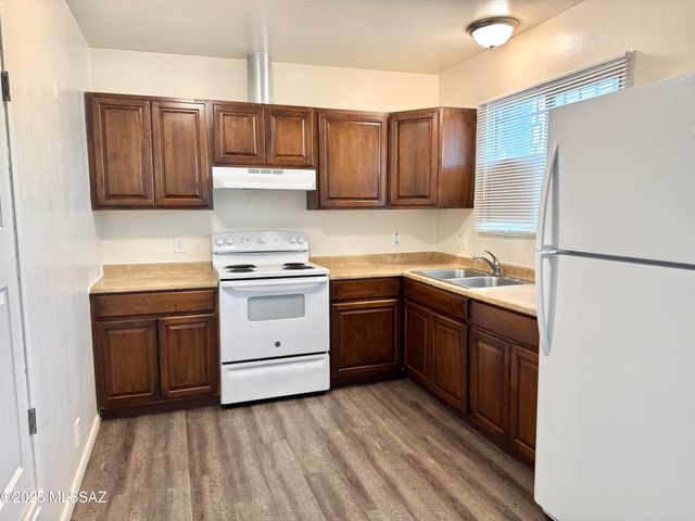 3323 E Blacklidge Dr, Tucson, AZ 85716