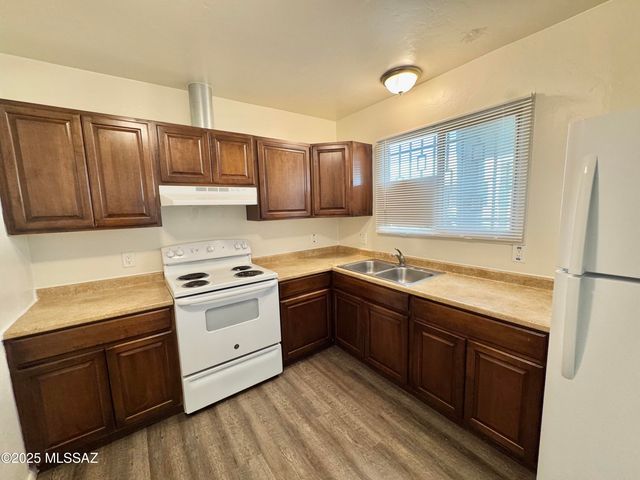 3323 E Blacklidge Dr, Tucson, AZ 85716