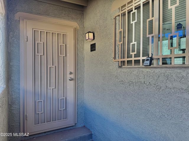 3323 E Blacklidge Dr, Tucson, AZ 85716
