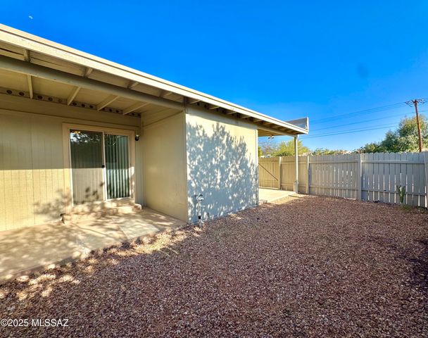 3323 E Blacklidge Dr, Tucson, AZ 85716