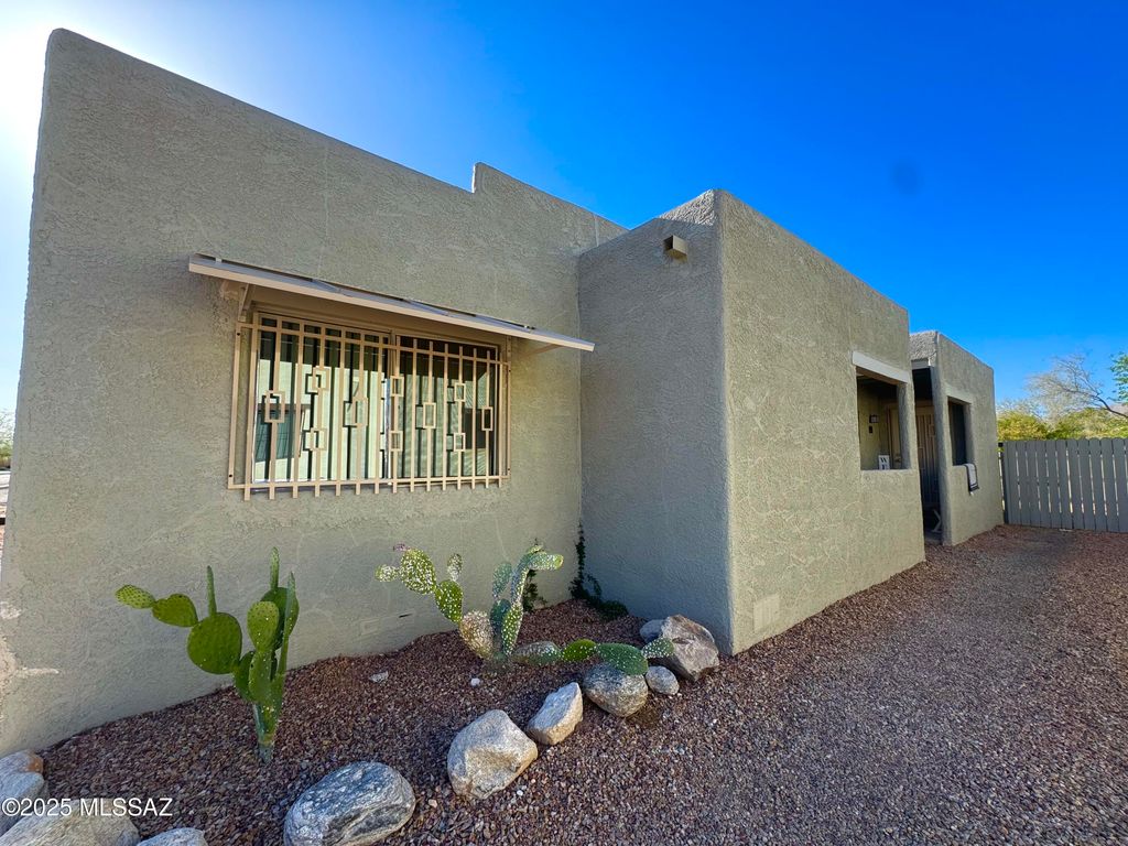 3323 E Blacklidge Dr, Tucson, AZ 85716