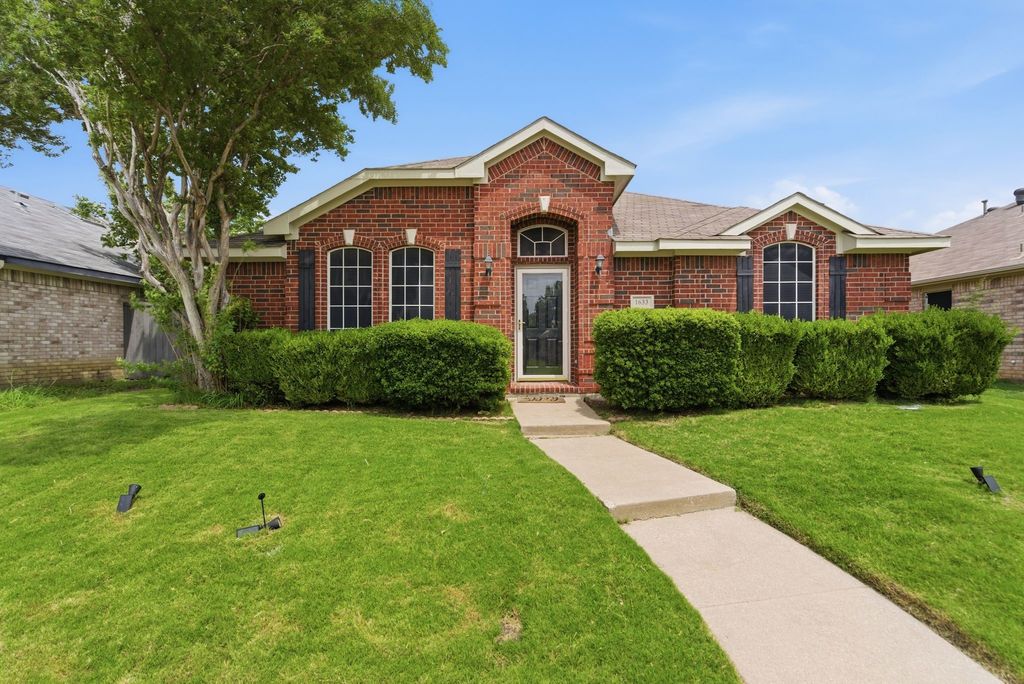 1633 Yellowstone Avenue, Lewisville, TX 75077