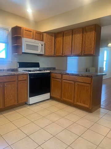 3 Hawkes St 2, Marblehead, MA 01945