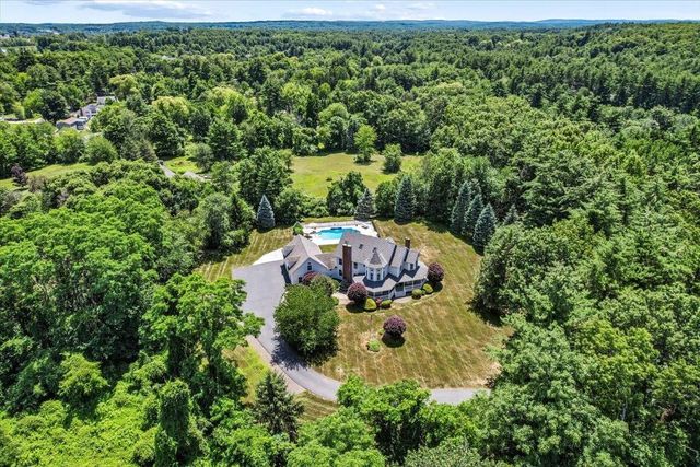 7 King James Drive, Londonderry, NH 03053