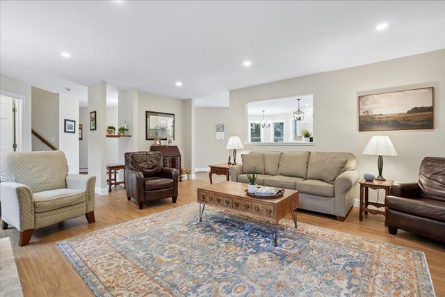 7 King James Drive, Londonderry, NH 03053