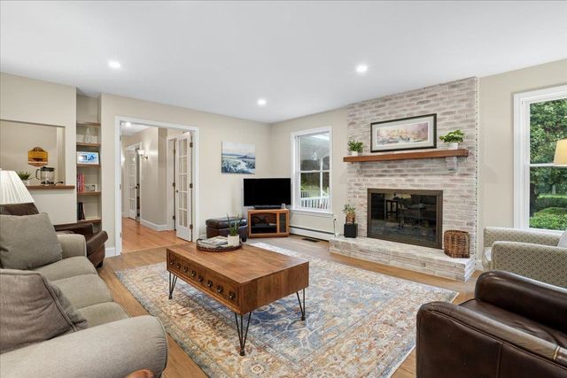 7 King James Drive, Londonderry, NH 03053