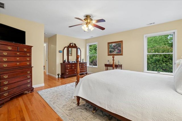 7 King James Drive, Londonderry, NH 03053