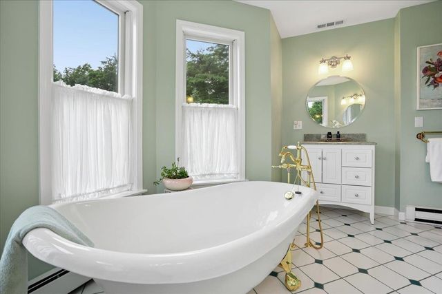 7 King James Drive, Londonderry, NH 03053
