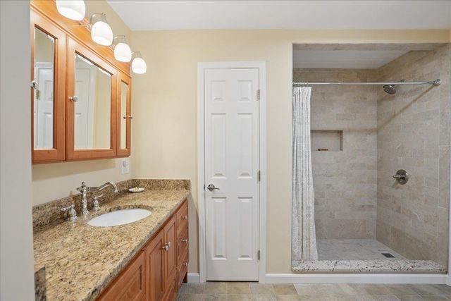 7 King James Drive, Londonderry, NH 03053