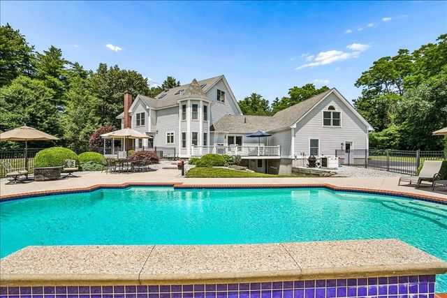 7 King James Drive, Londonderry, NH 03053
