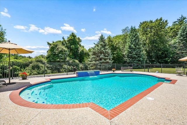 7 King James Drive, Londonderry, NH 03053