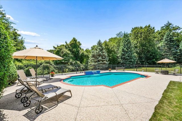 7 King James Drive, Londonderry, NH 03053