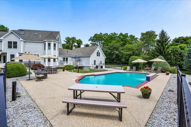 7 King James Drive, Londonderry, NH 03053