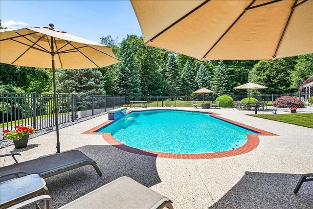 7 King James Drive, Londonderry, NH 03053