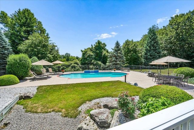 7 King James Drive, Londonderry, NH 03053
