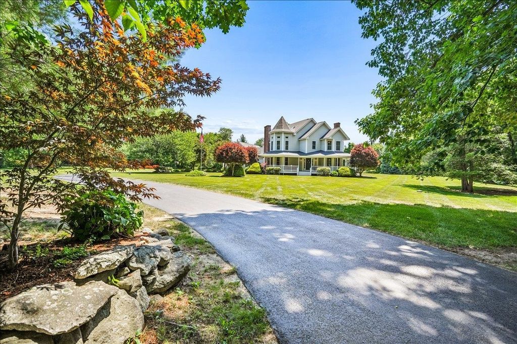 7 King James Drive, Londonderry, NH 03053