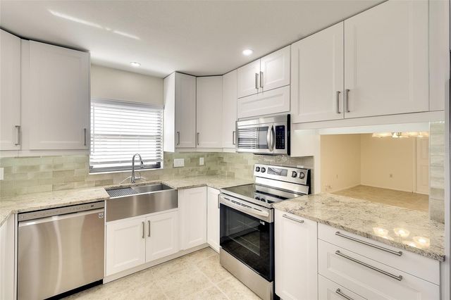 361 OAK HILL DRIVE 3, Sarasota, FL 34232