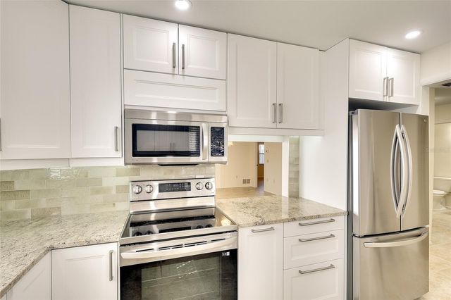 361 OAK HILL DRIVE 3, Sarasota, FL 34232