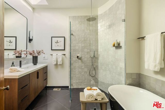 1009 Holly Road, Santa Paula, CA 93060