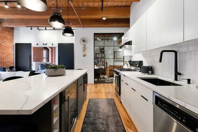 21 Wormwood St 422, Boston, MA 02210