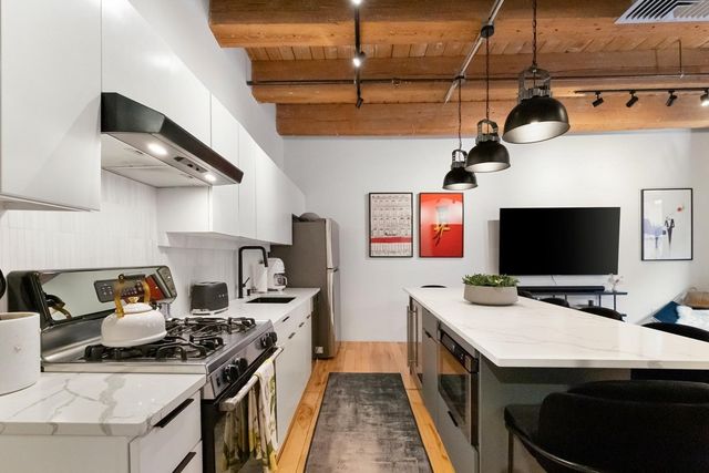 21 Wormwood St 422, Boston, MA 02210